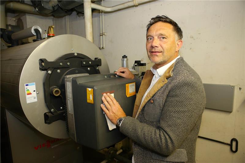 Gastgewerbe sucht nach Sparmöglichkeiten Lindberg steht an der Gas-Brenneinheit im Heizungsraum des Hotels. Mit verschiedenen Maßnahmen spart er eine Menge Gas ein. Foto: Stefan Rampfel/dpa