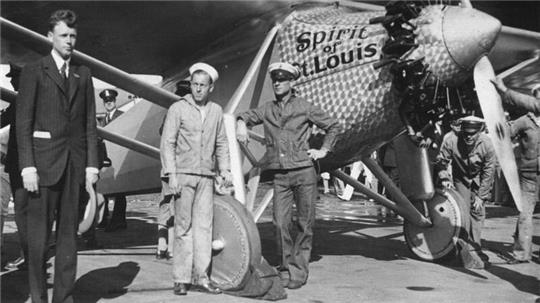 Lindbergh nach seiner legendären Atlantik-Überquerung. (Archivbild)