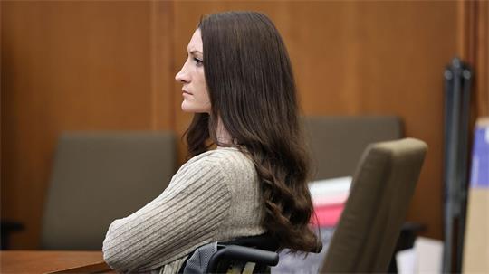 Lindsay C. steht wegen der Tötung ihrer drei kleinen Kinder vor Gericht.