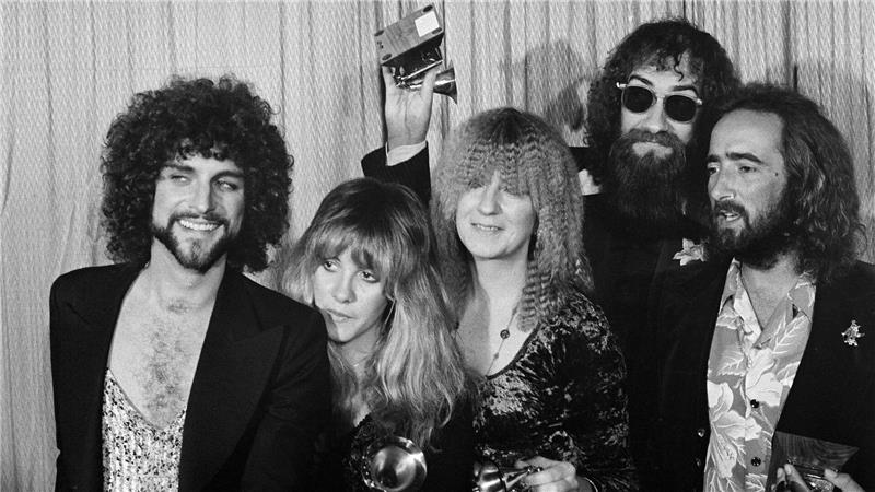 Berühmte Breakup-Alben der Popmusik Lindsey Buckingham (l-r), Stevie Nicks, Christine McVie, Mick Fleetwood und John McVie, Mitglieder der Rockgruppe Fleetwood Mac, posieren mit ihrem Grammy Award für das Album des Jahres „Rumours“.
