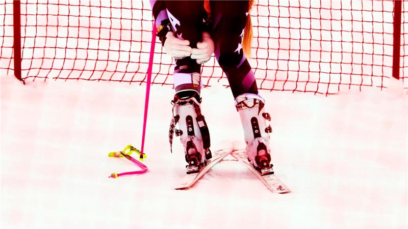 Lindsey Vonn hält sich nach ihrem Sturz in Crans-Montana das linke Knie.