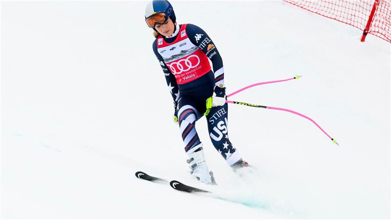Lindsey Vonn rutscht nach ihrem Sturz in Crans-Montana langsam ins Ziel.