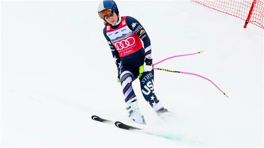 Lindsey Vonn rutscht nach ihrem Sturz in Crans-Montana langsam ins Ziel.