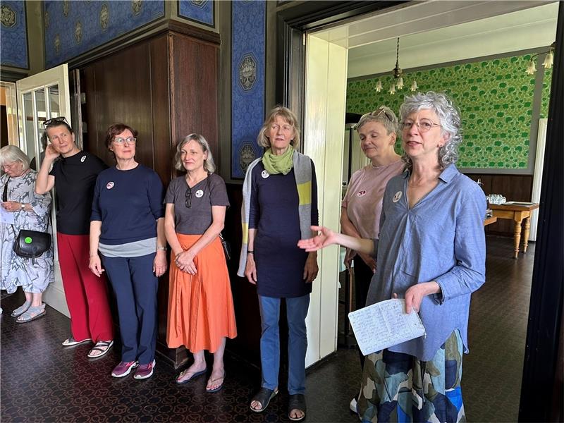 Künstlerinnen zeigen in Braunlage ihre Position zum Jugendstil Lindy Annis (rechts) stellt ihre Künstlerkolleginnen Heike Baranowsky, Barbara Steppe, Inken Reinert, Eva-Maria Schön und Uli Aigner (von links) vor. Nicht dabei ist Veronika Kellndorfer. Foto: Eggers