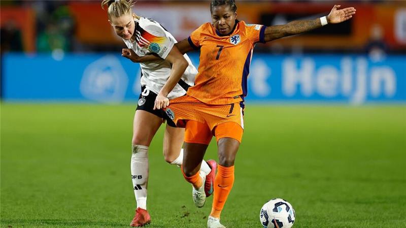 „Bisschen bitter“: DFB-Remis zum Start in Nations League Lineth Beerensteyn (r), hier gegen DFB-Vizekapitänin Janina Minge, stellte ihre Treffsicherheit unter Beweis.