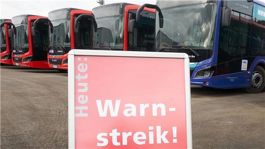 Linienbusse stehen wegen eines Warnstreiks auf einem Betriebshof. (Symbolbild)