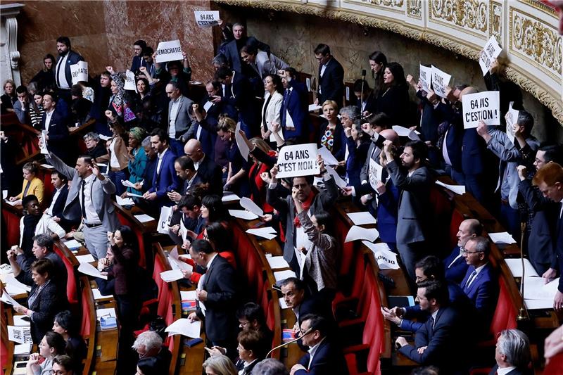 Linke Abgeordnete zeigen ihren Protest in der Nationalversammlung.