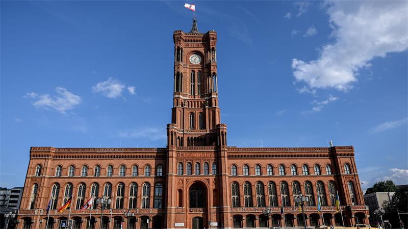 Linke, Grüne und SPD wollen in Berlin weiter darüber sondieren, ob sie eine Regierungskoalition hinbekommen - mit der Linke-Politikerin Elif Eralp als Chefin im Roten Rathaus. (Symbolbild) 