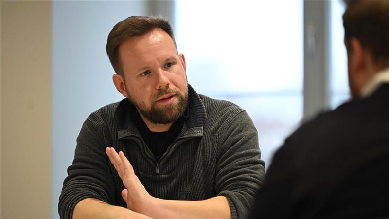 Linke-Landeschef Peters erklärt, warum seine Partei die Wehrpflicht ablehnt.