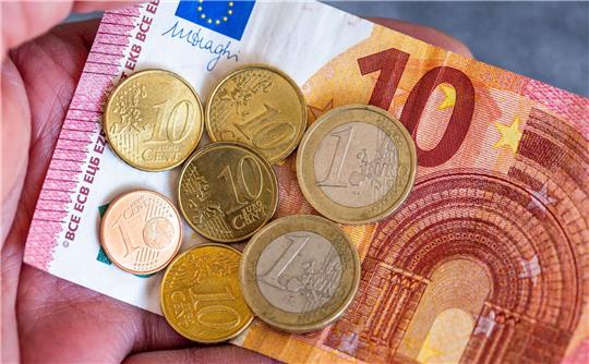 Linken-Chef Schirdewan fordert, den Mindestlohn von derzeit 12,41 Euro auf 15 Euro zu erhöhen.