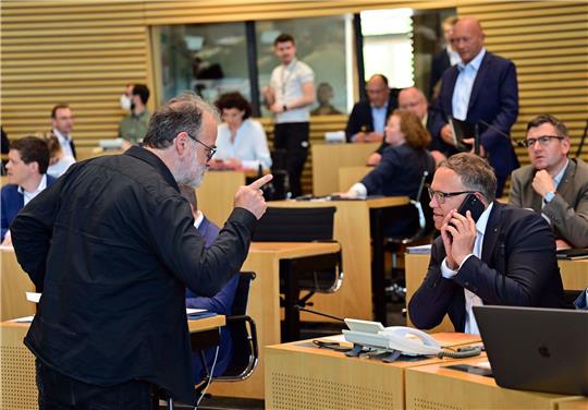 Linken-Fraktionsvorsitzender Steffen Dittes (l) und CDU-Fraktionsvorsitzender Mario Voigt im Plenarsaal des Thüringer Landtags.