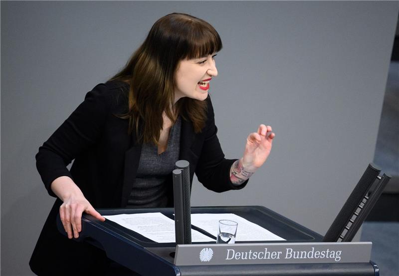 Streit im Bundestag über die Kindergrundsicherung Linken-Politikerin Heidi Reichinnek während ihrer Rede im Deutschen Bundestag.