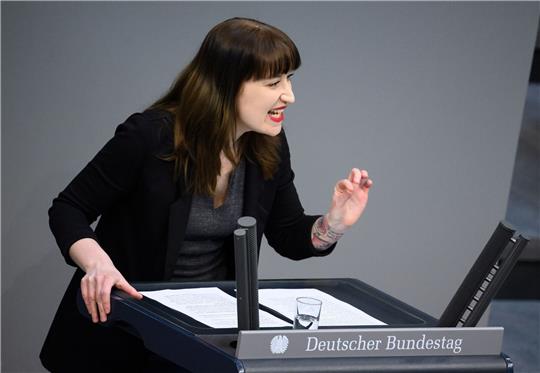 Linken-Politikerin Heidi Reichinnek während ihrer Rede im Deutschen Bundestag.