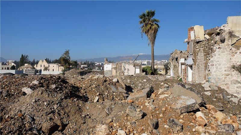 Nach Beben in der Türkei: Gemeinde baut Kirche wieder auf Links ist die Fassade der Kirche inmitten der Zerstörung zu sehen.