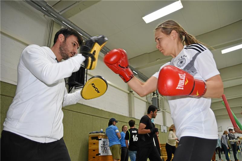 Boxen an der TU Clausthal – ein toller Ausgleich zum Büffeln Links, rechts, links, rechts: Ekaterina und Kumait zeigen, dass es beim Boxen an der TU um Technik, Schnelligkeit und Reflexe geht. Foto: Berg
