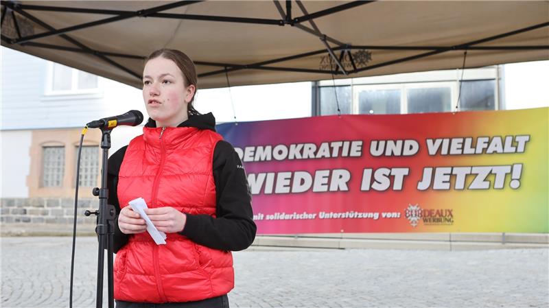 Clausthal-Zellerfeld: Demonstrieren gegen Rechtsextremismus Linnéa Kossmann vom Ratsgymnasium Goslar übernahm die Moderation der Veranstaltung.
