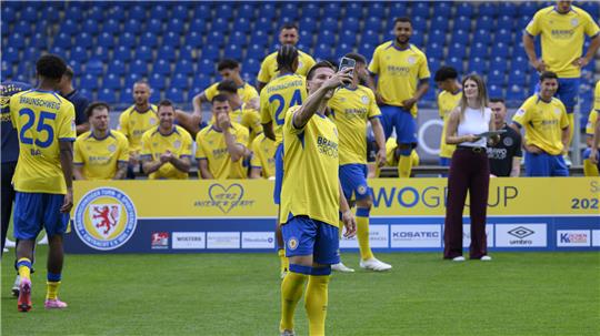 Lino Tempelmann macht vor dem offiziellen Mannschaftsfoto von Eintracht Braunschweig noch schnell ein Selfie.
