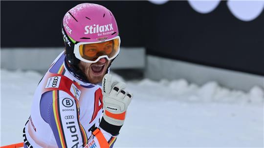 Linus Straßer jubelt über Platz drei im Slalom von Kitzbühel.