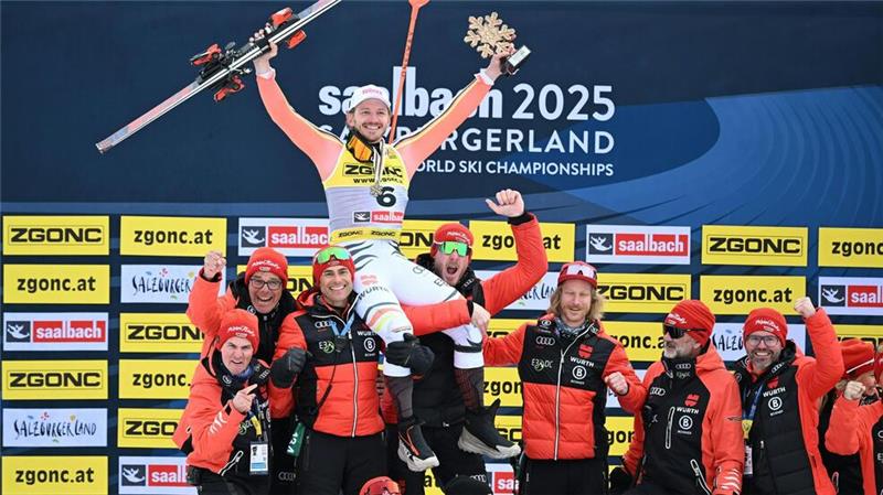 Linus Straßer lässt sich für Bronze feiern.