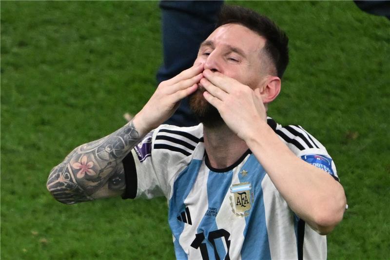 Schlaglichter der goldenen Messi-Karriere Lionel Messi ist nun auf einer Stufe mit Argentiniens Fußball-Idol Diego Maradona.