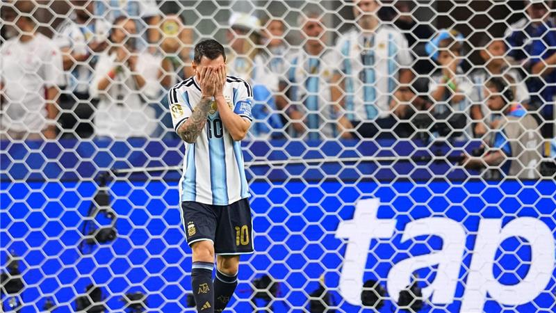 Lionel Messi kann es selbst kaum glauben: Er hat gegen Österreich einen Elfmeter verschossen.