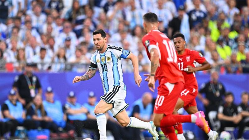Lionel Messi (l.) und seine Argentinier stehen im Halbfinale.
