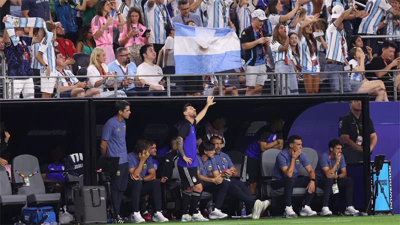 Lionel Messi verfolgte das Spiel zunächst von der Bank aus.