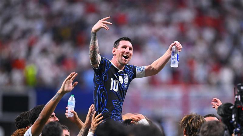 „Episch?“: Argentiniens Comeback-Könige fordern Spanien Lionel Messi wird auf Schultern getragen.