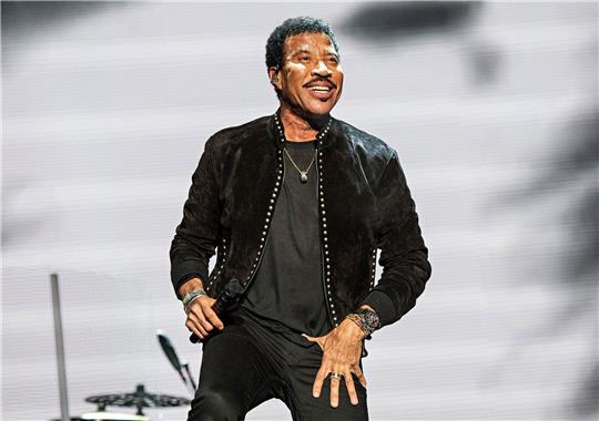 Lionel Richie singt für Charles & Camilla.