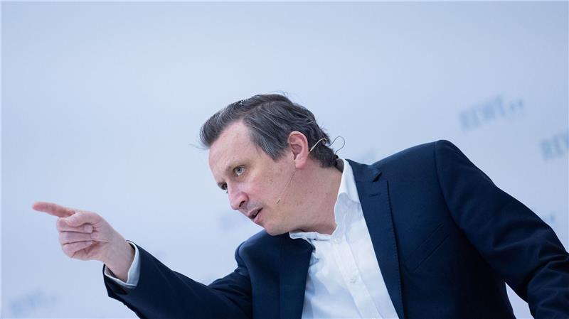 Rewe: Preiskonflikte mit Herstellern dauern an Lionel Souque, Vorstandsvorsitzender, spricht bei der Bilanzpressekonferenz der Rewe Group in der Konzernzentrale in Köln