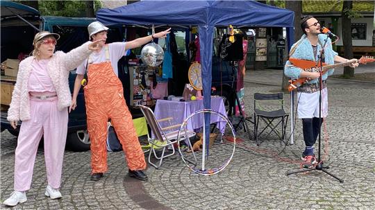 Lisa, Anne und Lukas machen als Frank Fluenza und die Influ-Dancer im Kurpark Werbung für das Festival „Theater Natur“ in Benneckenstein.