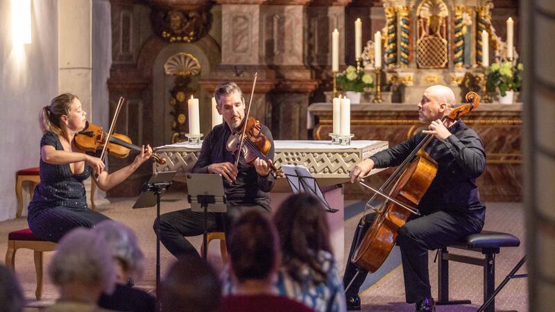 Lisa Jacobs, Lech Antonio Uszynski und Johannes Krebs (v.li.) spielen in St. Jakobi die Goldberg-Variationen für Streichtrio. Foto: Martin Schenk