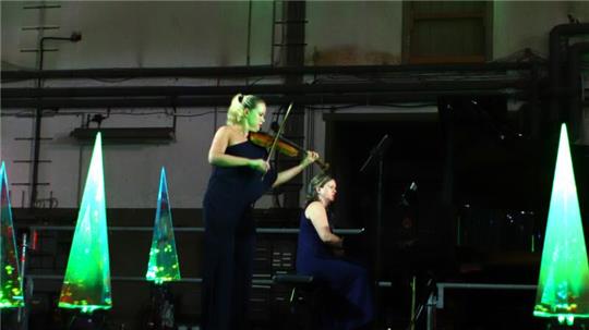 Lisa Jacobs an der Violine und Helena Basilova am Klavier spielen ein Konzert in der Rammelsberg-Schmiede.