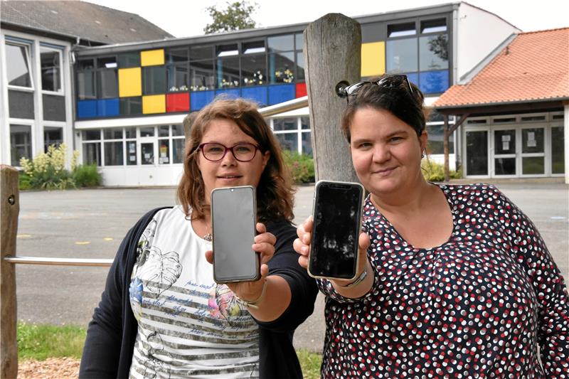 Lisa Lindner (links) und Julia Lorenz suchen Helferinnen und Helfer für das Projekt „Digitale Dörfer“.  Foto: Roß