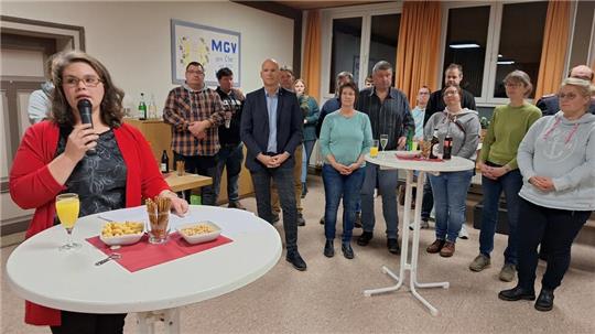 Lisa Lüke begrüßt die Gäste und Einwohner beim Neujahrsempfang im Dorfgemeinschaftshaus.