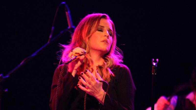 Memoiren von Lisa Marie Presley erscheinen Lisa Marie Presley ist im Alter von 54 Jahren gestorben.