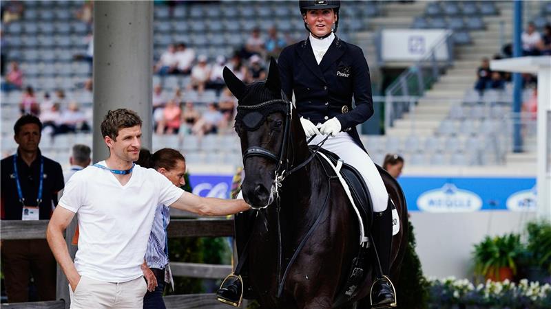Lisa Müller ist viel als Dressurreiterin unterwegs. (Archivbild)