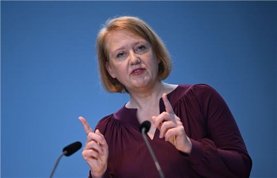 Lisa Paus spricht bei einer Pressekonferenz. (Archivbild)