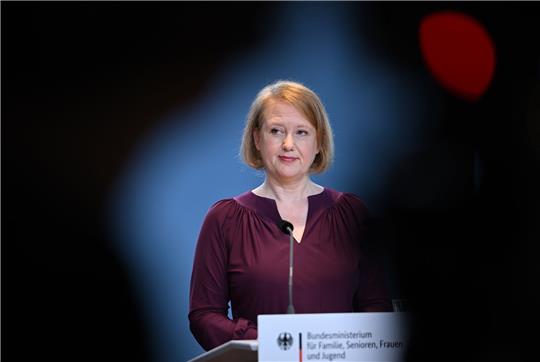 Lisa Paus will mit der Kindergrundsicherung Leistungen für Familien zusammenfassen und diese zugleich erhöhen.