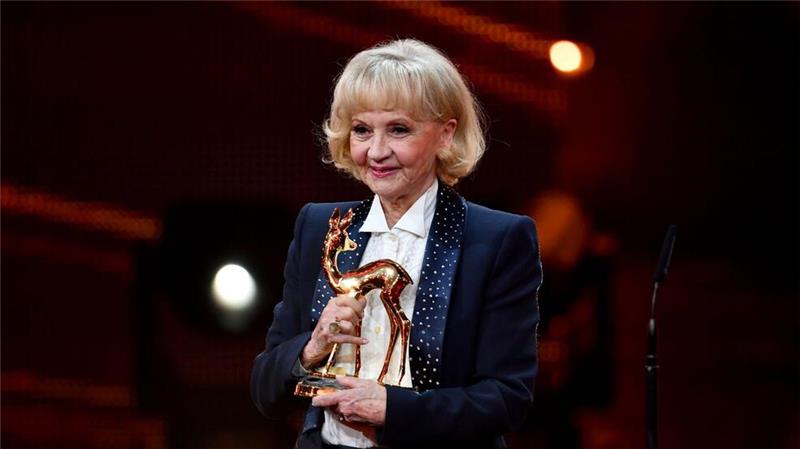 Das Lachen als Lebenselixier: Liselotte Pulver wird 95 Liselotte erhielt zahlreiche Preise. „Das ist der Beweis, das ich noch da bin“, meinte sie 2021 bei einer Verleihung in der Schweiz spitzbübisch (Archivbild)
