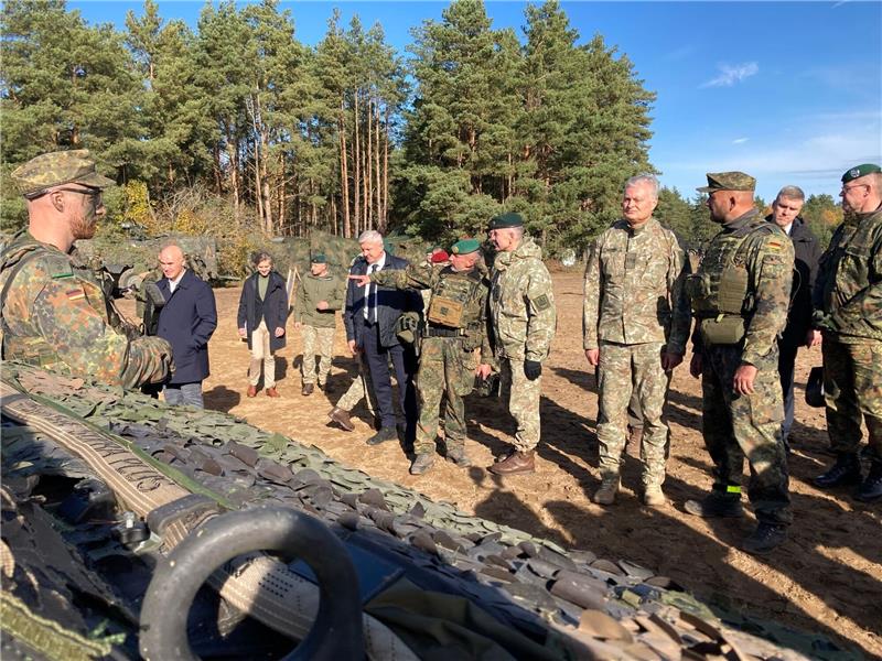 Deutscher Brigadegeneral: Schutz der Nato-Ostflanke wichtig Litauens Staatspräsident Gitanas Nauseda (4.v.r.) betrachtet beim Besuch der ersten Übung der Bundeswehr-Brigade an der Nato-Ostflanke deutsche Militärtechnik.