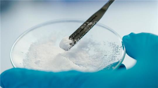 Lithium ist ein Leichtmetall, das etwa für Batterien von E-Autos gebraucht wird. (Symbolbild)