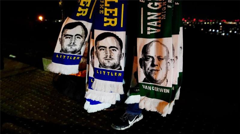 Beginn einer Ära: Weltmeister Littler pulverisiert Rekorde Littler und van Gerwen sind die Gesichter des Darts-Sports.