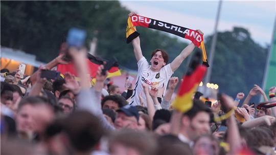 Ein Fußball jubelt: Live-Atmosphäre und ausgelassene Stimmung soll es auch beim WM-Public-Viewing in Bad Harzburg geben.
