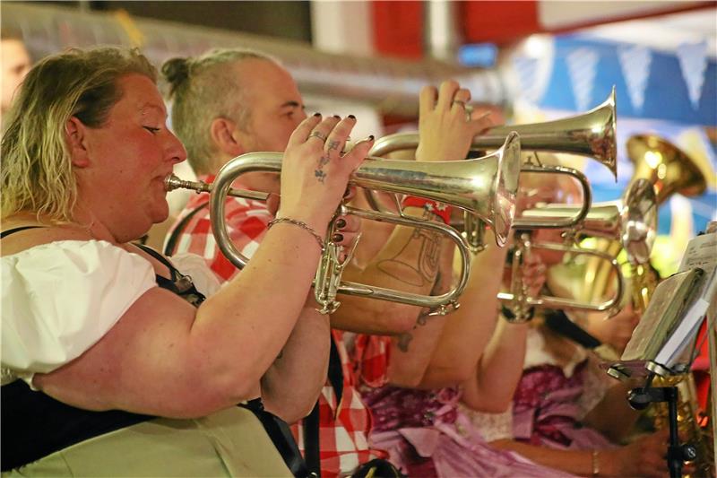 O’zapft is: Hunderte feiern bei Oberharzer Oktoberfesten Live-Blasmusik animiert die Feiernden zum Mitsingen und Tanzen. Foto: Jung