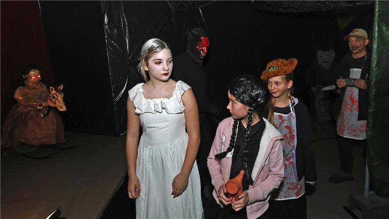 Veranstaltung bricht Rekord: Oker zittert beim „Schelloween“-Grusel Live-Erschrecker stehen hinter jeder Ecke in der Begegnungsstätte.
