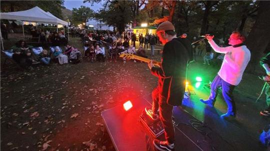 Livemusik gehört beim Herbstzauber dazu, so wie 2022 mit der Braunlager Band „Stifflers Dad“.