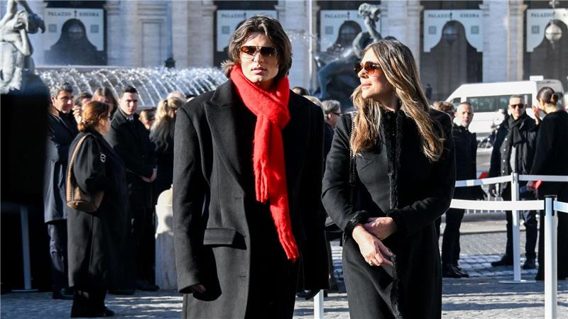 Trauerfeier mit Stars für Modemacher Valentino in Rom Liz Hurley und ihr Sohn Damian bei der Trauerfeier für den verstorbenen Modeschöpfer Valentino.