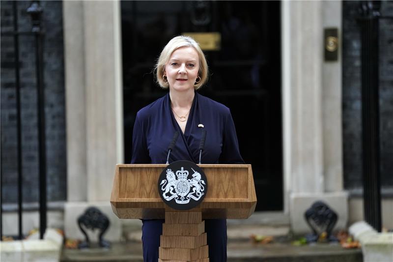 Britische Premierministerin Liz Truss tritt zurück Liz Truss, Premierministerin von Großbritannien, gibt vor der 10 Downing Street eine Erklärung ab, in der sie ihren Rücktritt als Premierministerin bekannt gibt. Foto: Kirsty O'connor/dpa/PA Wire