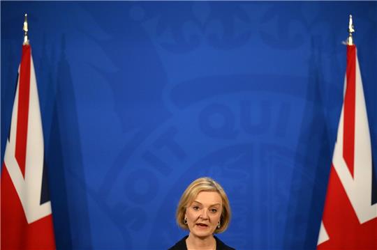Liz Truss, Premierministerin von Großbritannien, spricht während einer Pressekonferenz in der Downing Street.